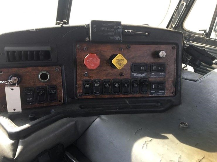 2006-peterbilt-320-image-7