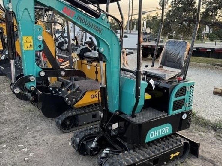 agt,-qh12r-mini-excavator,-gas-engine,-fixed-image-1