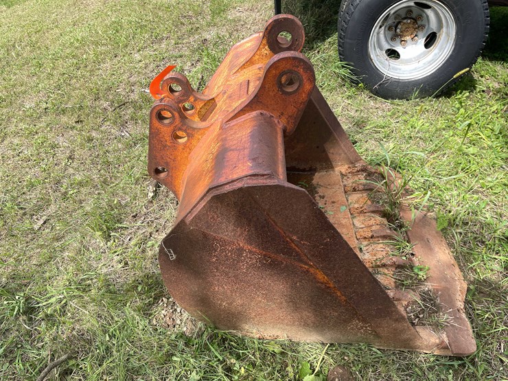 #1140-•-7-tooth-excavator-bucket-with-flat-bucket-piece-image-4