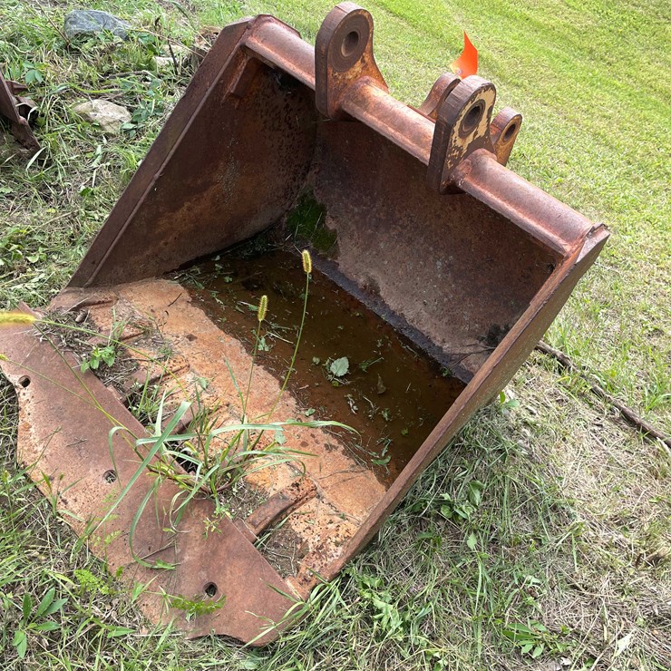 #1140 • 7 Tooth Excavator Bucket with Flat Bucket Piece