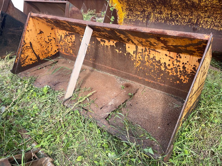 #1146-•-front-loader-bucket-attachment-image-1
