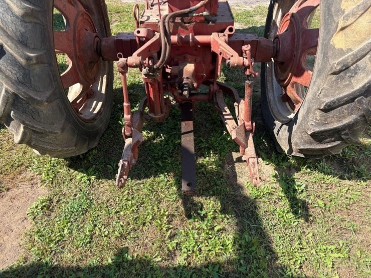 farmall-350-lp-gas-row-crop-tractor-image-9