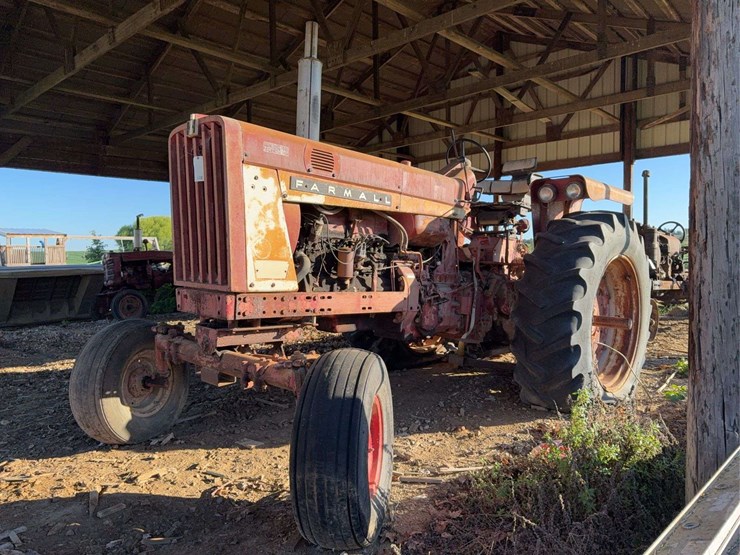 farmall-806-image-1