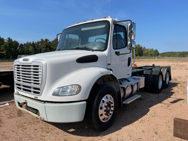 #2700-•-2003-freightliner-m2112-cab-and-chassis-(has-wi-salvage-title)-(mosinee,-wi)-image-1