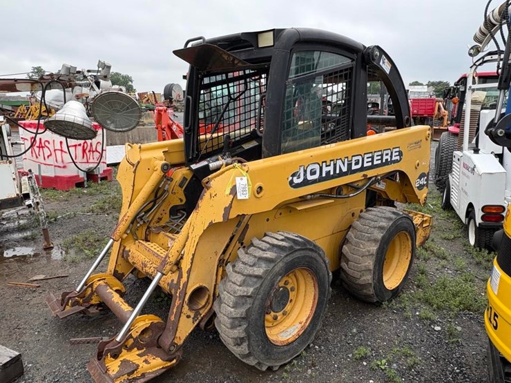 2000-john-deere-240-image-2