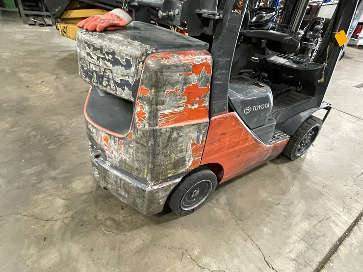 #8019-•-toyota-lp-powered-forklift-image-18