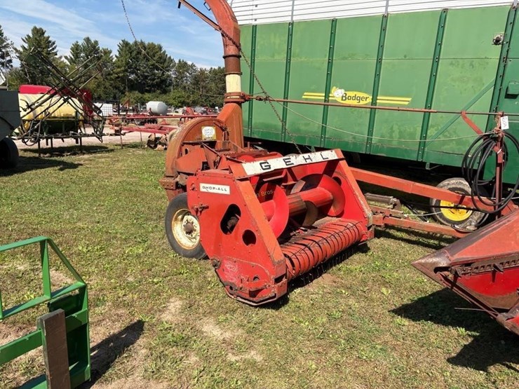 gehl-chop-all-chopper-with-hay-and-corn-heads-image-3