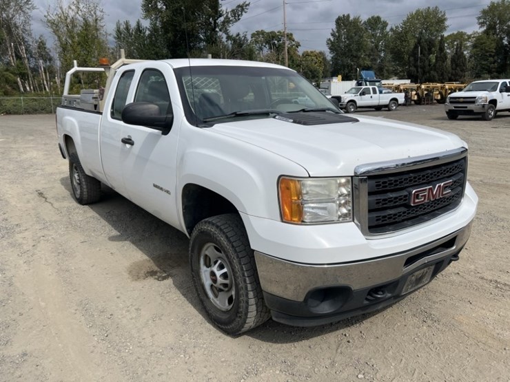 2011-gmc-sierra-2500-image-2
