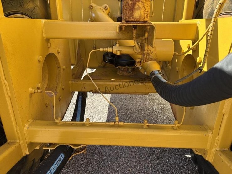 2007-caterpillar-613c-image-12