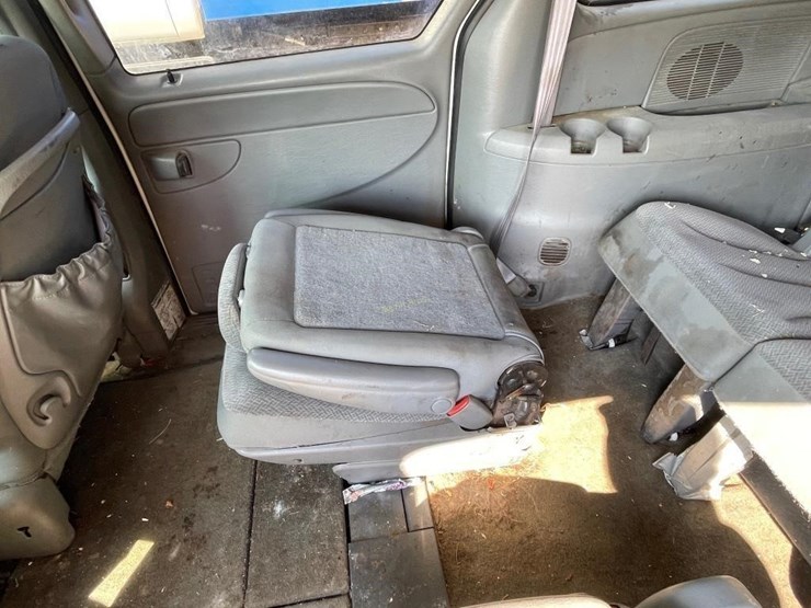 2005-chrysler-town-&-country-image-11