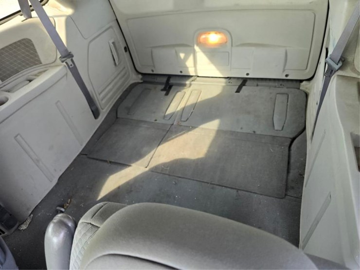 2010-chrysler-town-&-country-image-10