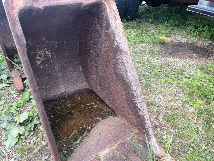 #1138-•-4-tooth-backhoe-bucket-image-11
