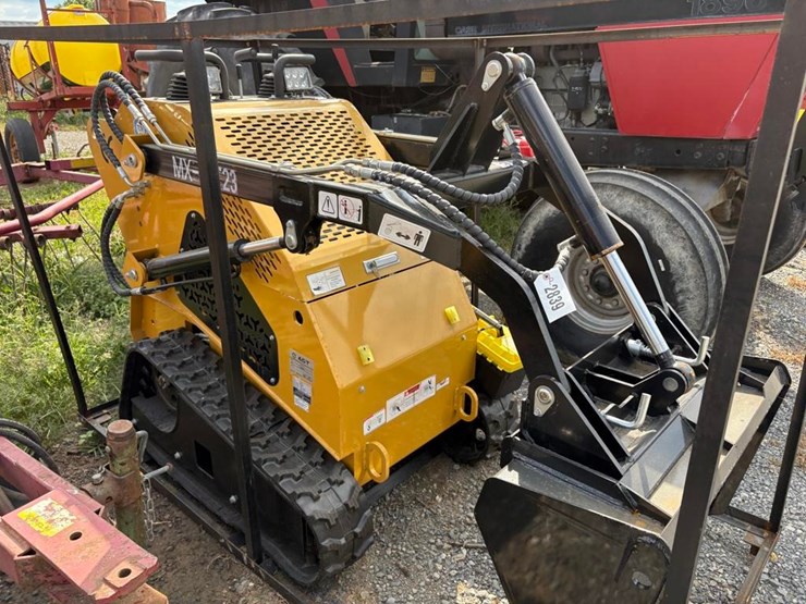 agt-mx-crt23-compact-track-loader-image-1