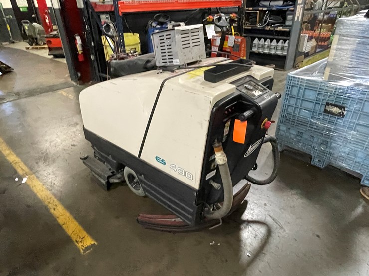 #7162-•-tennant-es480-floor-scrubber-image-5