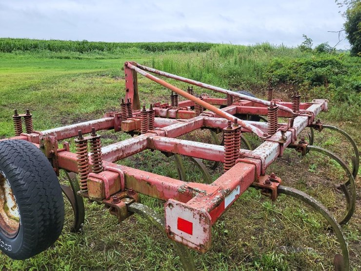 white-12-shank-chisel-plow-image-18