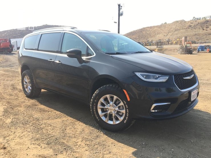 2022-chrysler-pacifica-image-2