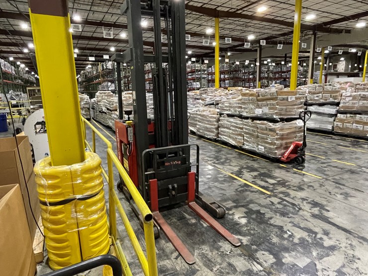 #7154-•-raymond-electric-forklift-image-3