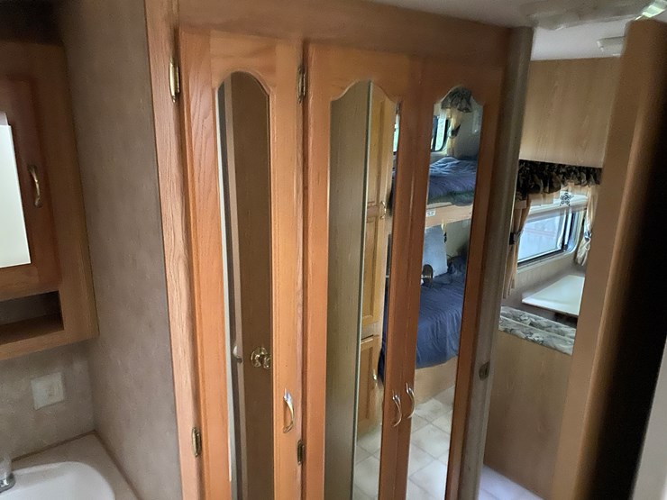 #3302-•-2004-k2-incorporated-sportsman-3803-camper-has-wi-title-(three-lakes,-wi)-image-21