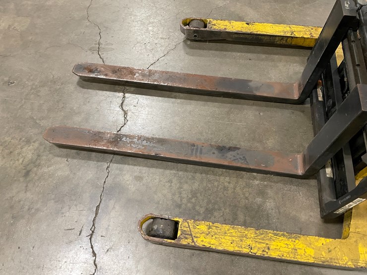 #8012-•-yale-electric-walk-behind-forklift-image-9