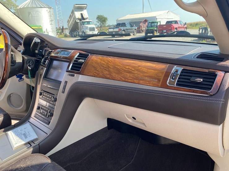 2013-cadillac-escalade-image-40