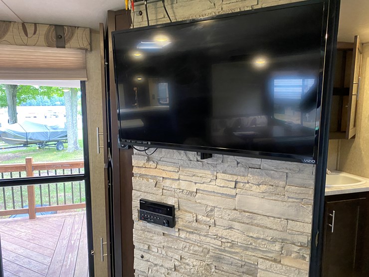 #3304-•-2016-cherokee-limited-274vfk-camper-(has-wi-title)-(three-lakes,-wi)-image-32