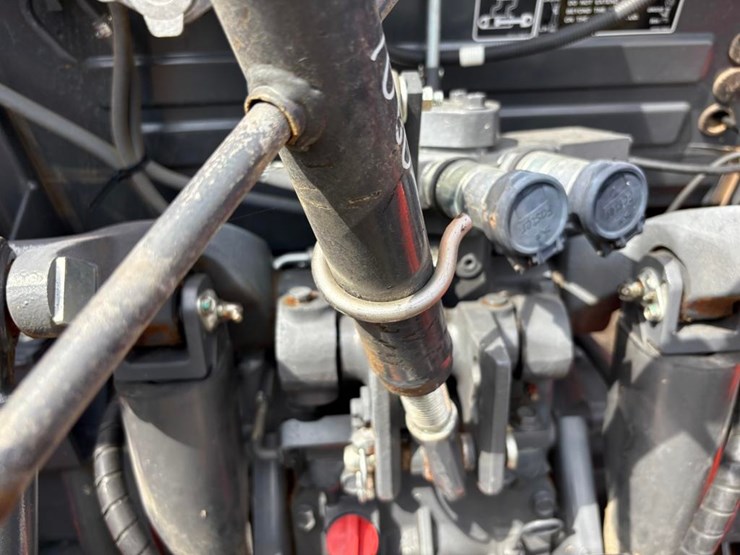 2022-kubota-m7060-image-19