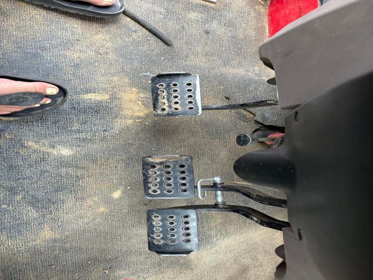case-international-farmall-120c-4x4-tractor-image-21
