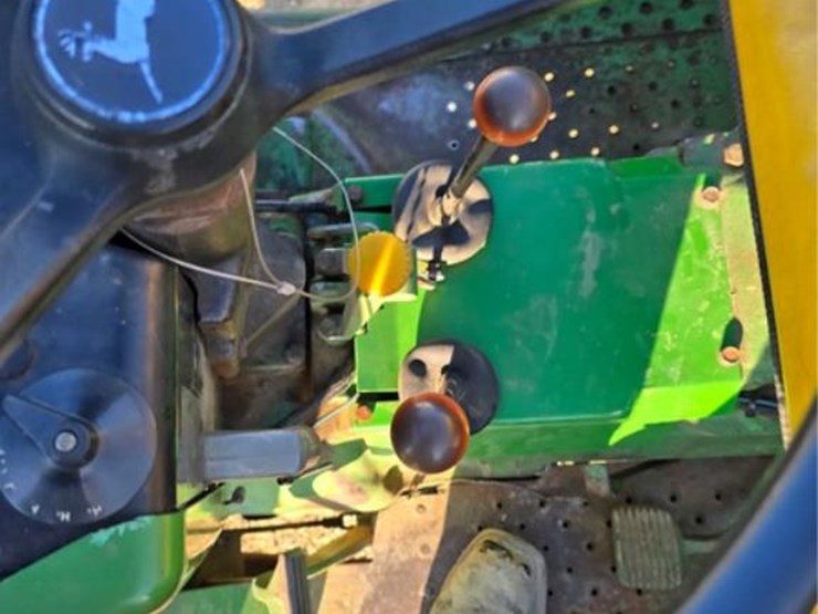 john-deere-2440-image-17