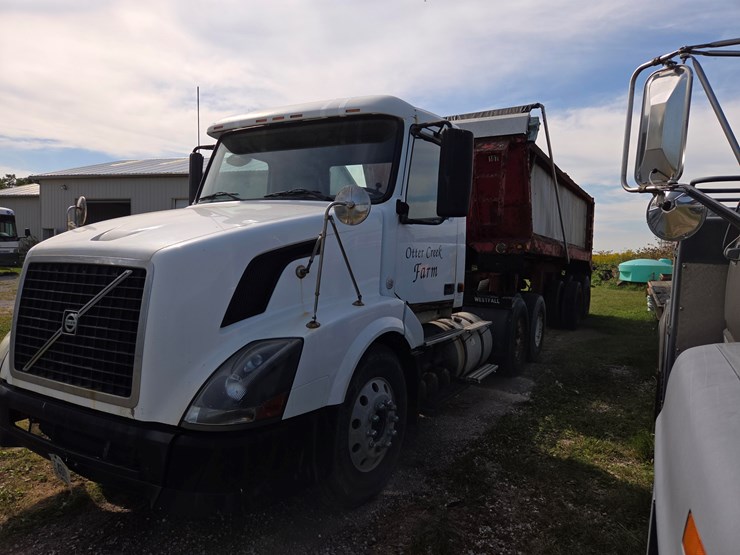 #2262-•-2007-volvo-semi-tractor-&-hilbilt-mfg.-trailer-(sheboygan,-wi)-image-1