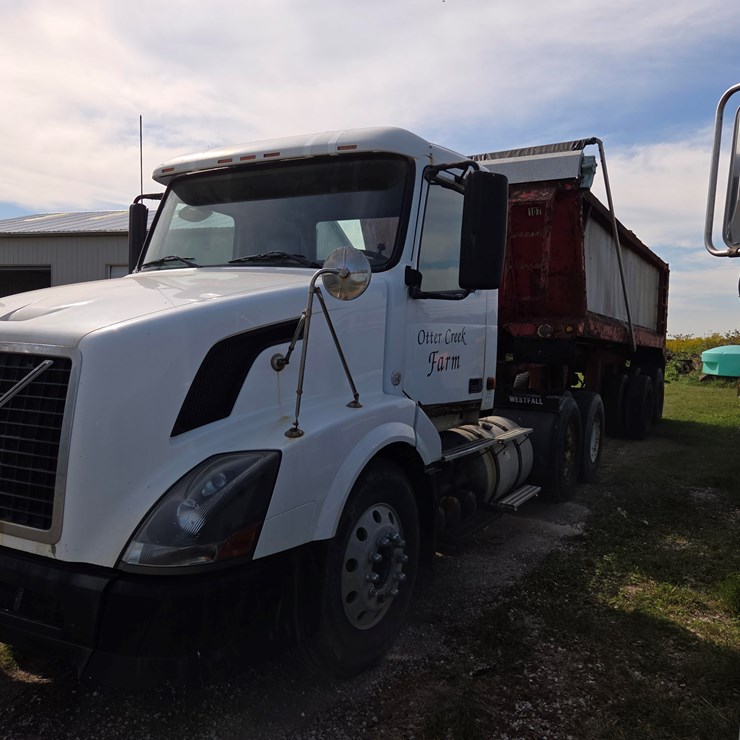 #2262 • 2007 Volvo Semi-Tractor & Hilbilt Mfg. Trailer (Sheboygan, WI)