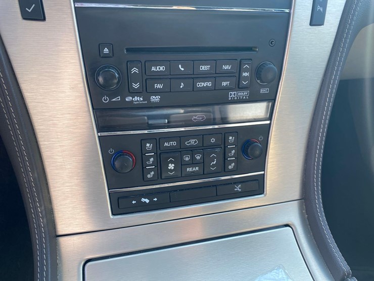 2013-cadillac-escalade-image-25