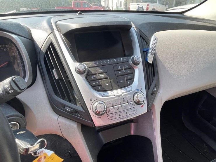 2015-chevrolet-equinox-lt-image-13