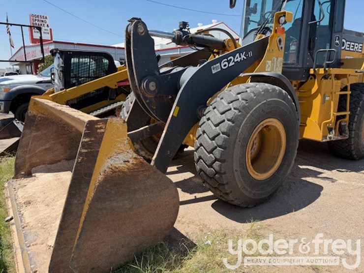 2018-deere-624k-image-1