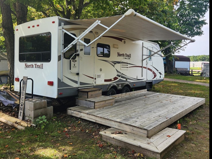 #3300-•-2012-north-trail-caliber-26lrss-camper-(has-mi-title)-(three-lakes,-wi)-image-31