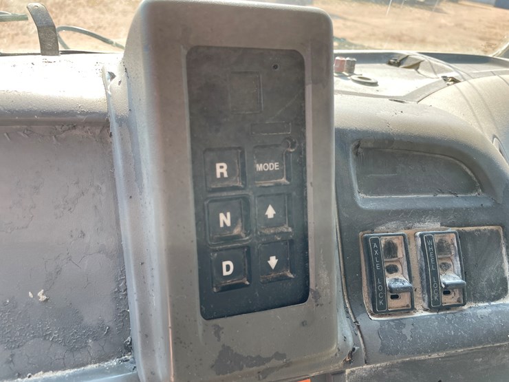 2005-sterling-lt9500-image-91