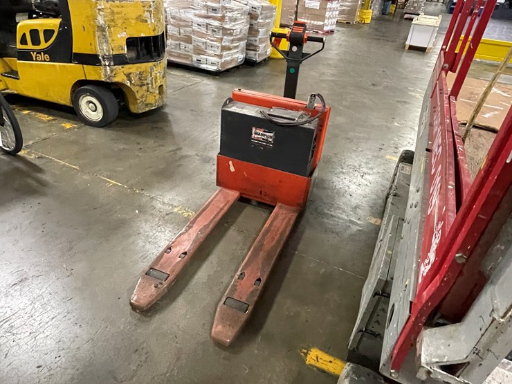 #7160-•-toyota-electric-pallet-jack-image-1