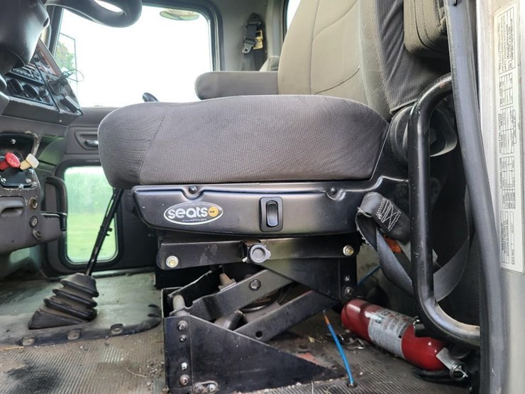2008-peterbilt-384-image-44