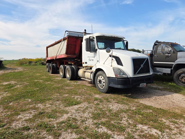 #2262-•-2007-volvo-semi-tractor-&-hilbilt-mfg.-trailer-(sheboygan,-wi)-image-6