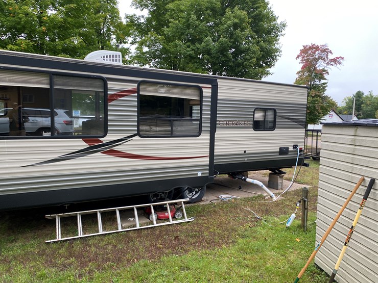 #3304-•-2016-cherokee-limited-274vfk-camper-(has-wi-title)-(three-lakes,-wi)-image-8