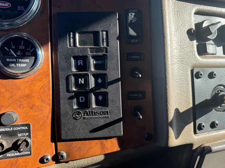 2008-peterbilt-335-image-32
