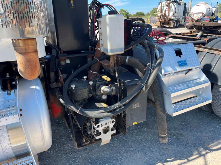 2012-peterbilt-388-image-11