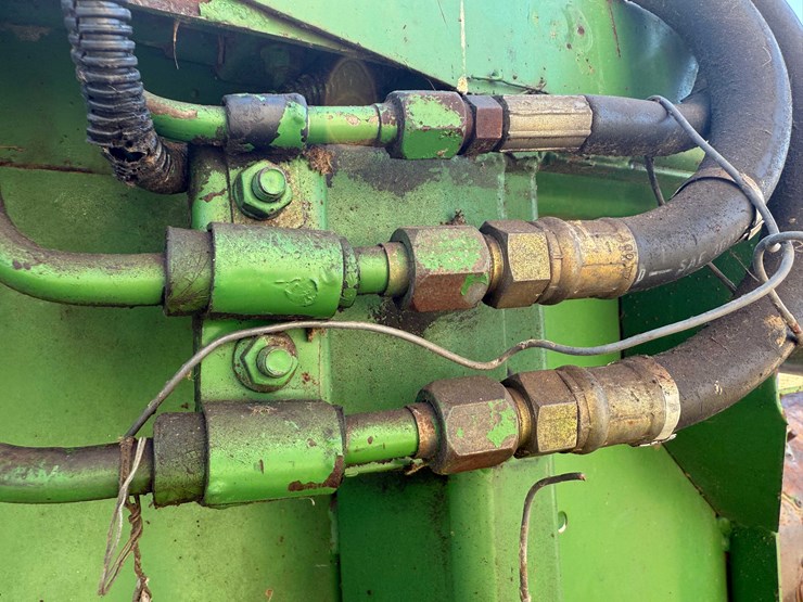 john-deere-216-image-16