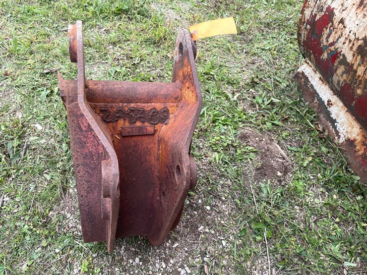 #1134-•-4-tooth-backhoe-bucket-image-6