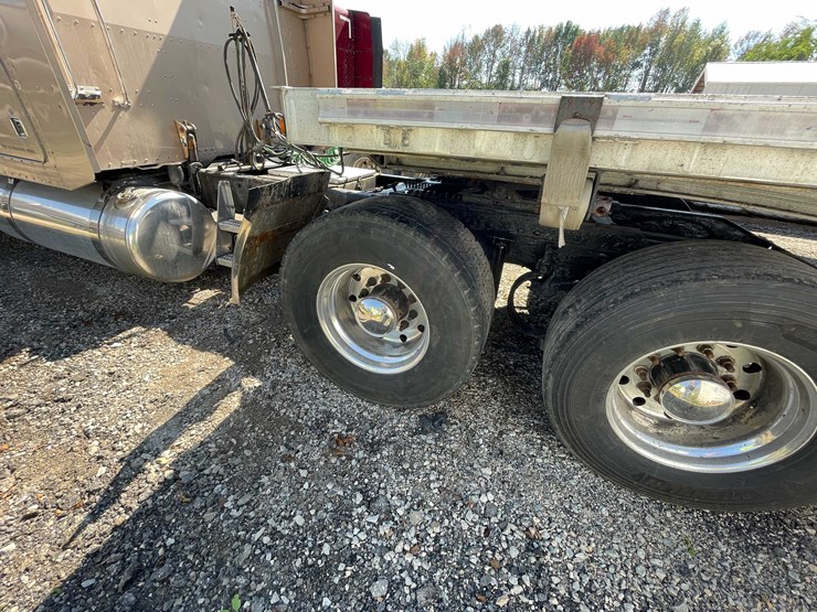 2004-peterbilt-379-image-44