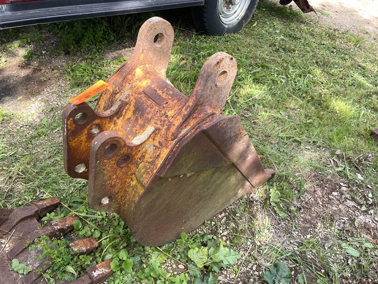 #1138-•-4-tooth-backhoe-bucket-image-5