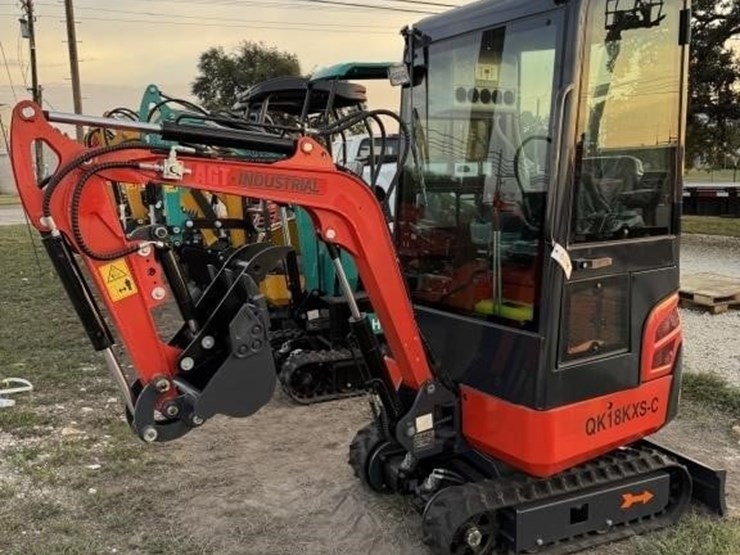 agt,-qk18kxs-c-mini-excavators-with-kubota-diesel-image-1