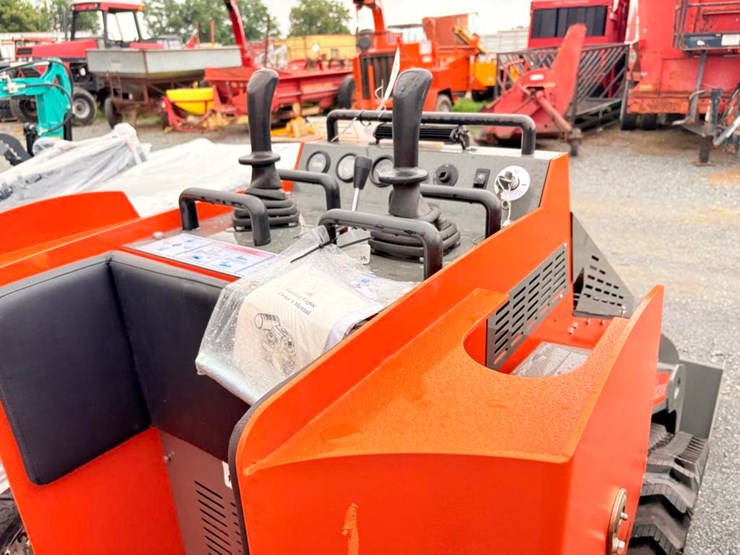 hrc700-mini-skid-steer-image-12