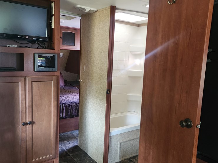 #3300-•-2012-north-trail-caliber-26lrss-camper-(has-mi-title)-(three-lakes,-wi)-image-36