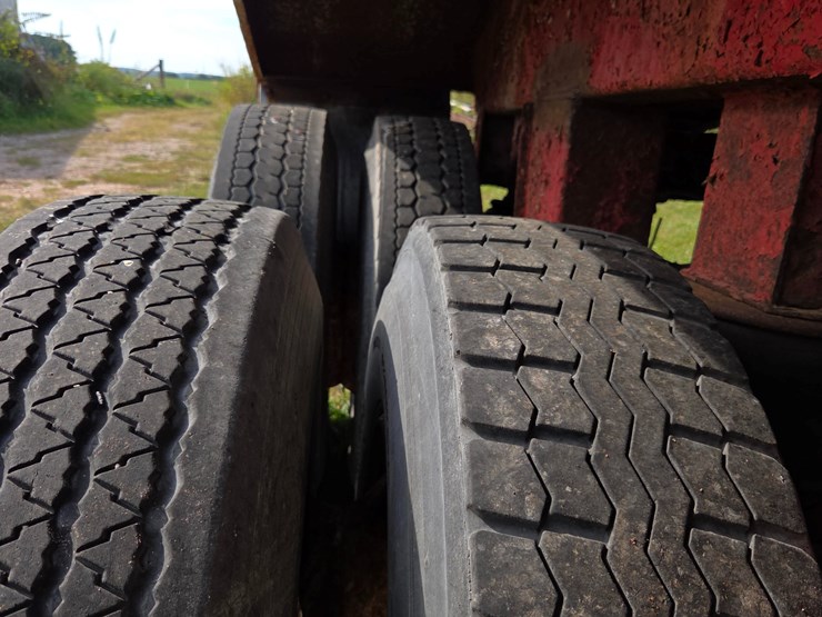#2262-•-2007-volvo-semi-tractor-&-hilbilt-mfg.-trailer-(sheboygan,-wi)-image-34