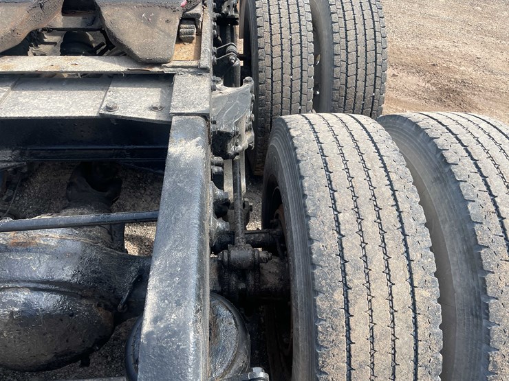 2004-peterbilt-379-image-25